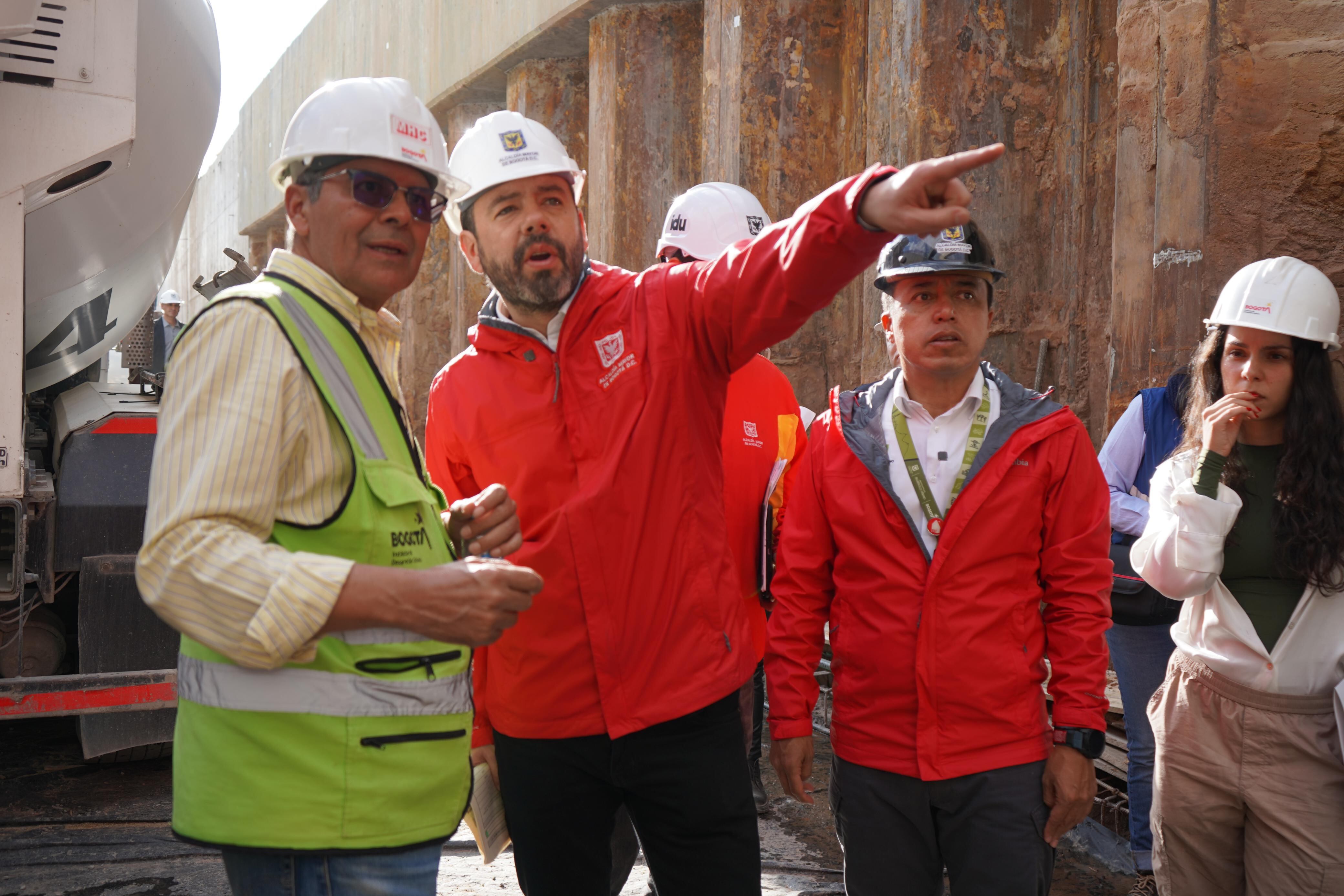 Alcalde, Carlos Fernando Galán, y el director del IDU, Orlando Molano, visitando las obras del deprimido de la av. 68 con av. Las Américas