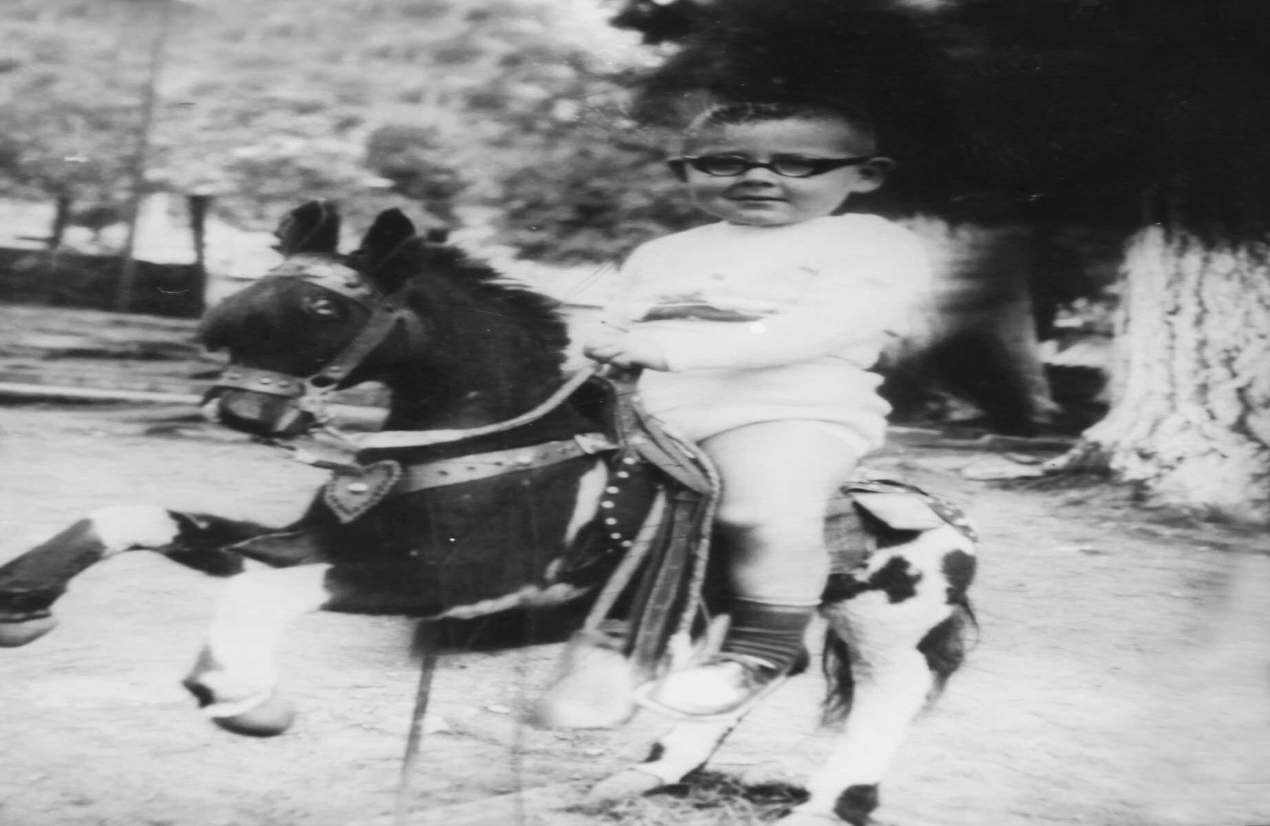 Esta es su foto favorita de la infancia. Le trae recuerdos de su amor por los caballos.