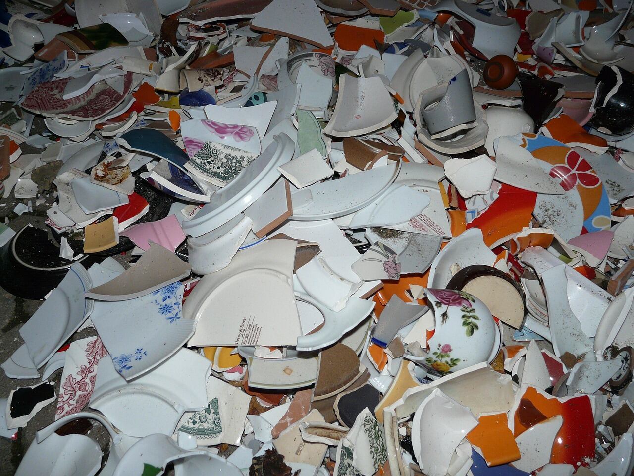 los daneses rompen platos viejos contra las puertas de las casas de sus amigos y familiares.