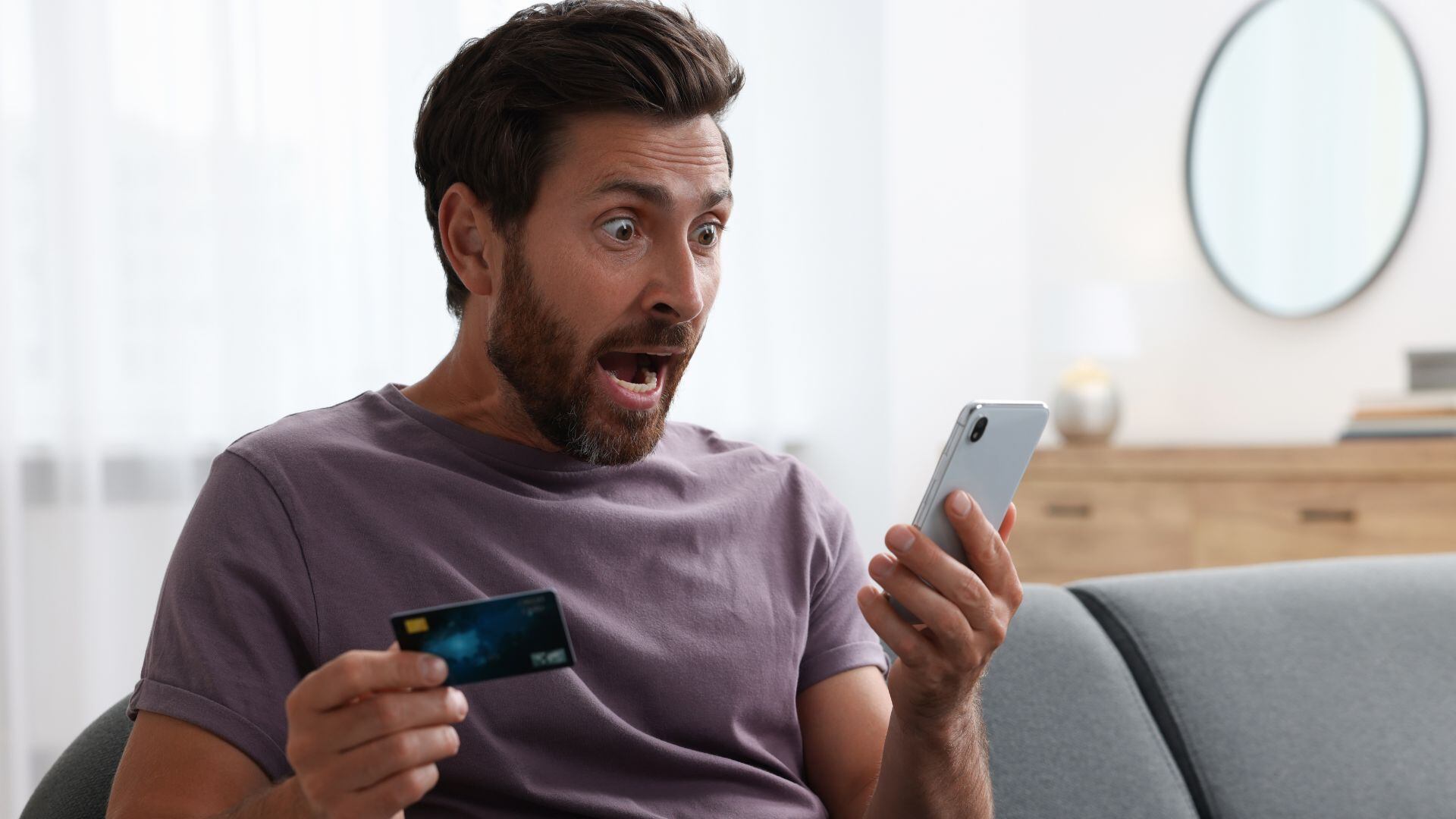 Cuando un atacante obtiene acceso a estos datos, puede vaciar cuentas bancarias, realizar compras no autorizadas, pedir préstamos a nombre de la víctima o incluso extorsionarla