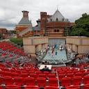 Actores de la Royal Shakespeare Company ensayan scenas de la obra The Comedy of Errors en el teatro Lydia & Manfred Gorvy Garden Theatre. Foto: Darren Staples / AFP