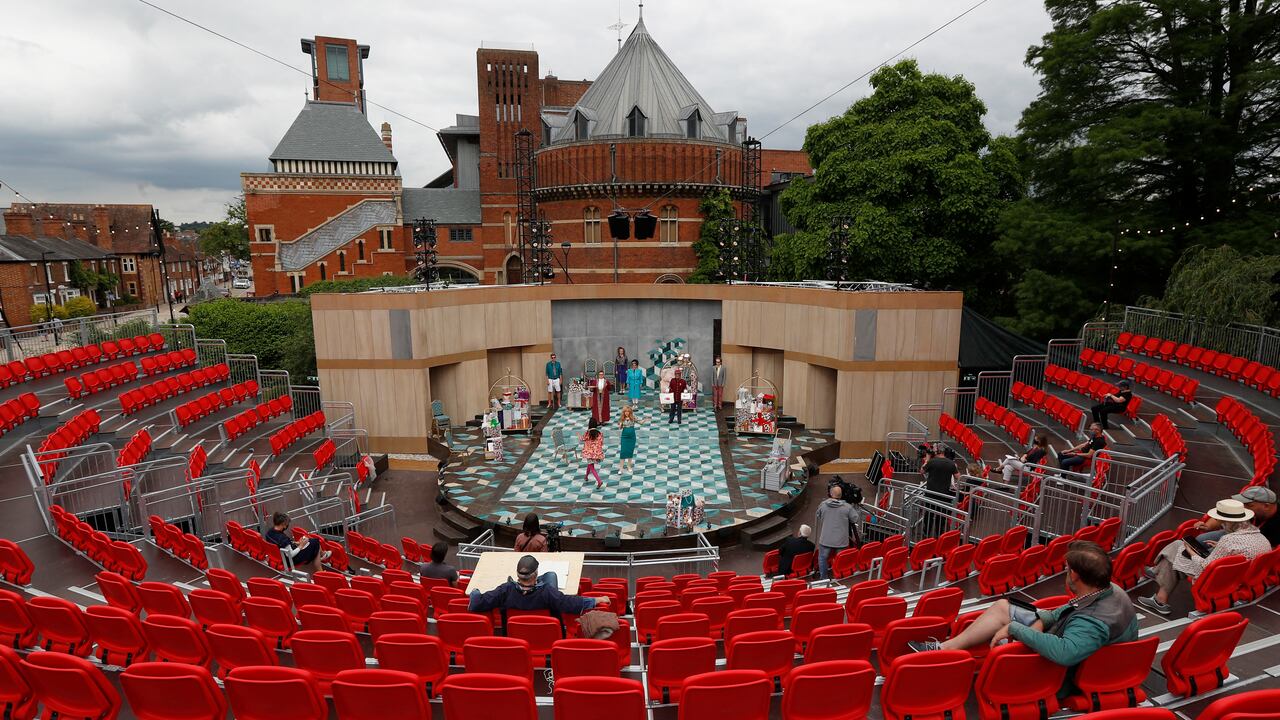 Actores de la Royal Shakespeare Company ensayan scenas de la obra The Comedy of Errors en el teatro Lydia & Manfred Gorvy Garden Theatre. Foto: Darren Staples / AFP