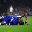 Moises Caicedo lesionado en el partido de Fulham FC vs. Chelsea FC - Premier League