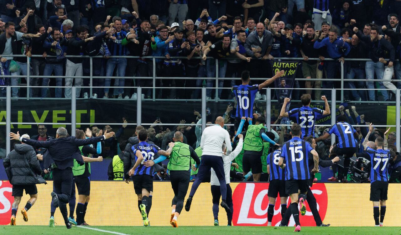La postal de la celebración entre jugadores e hinchada.