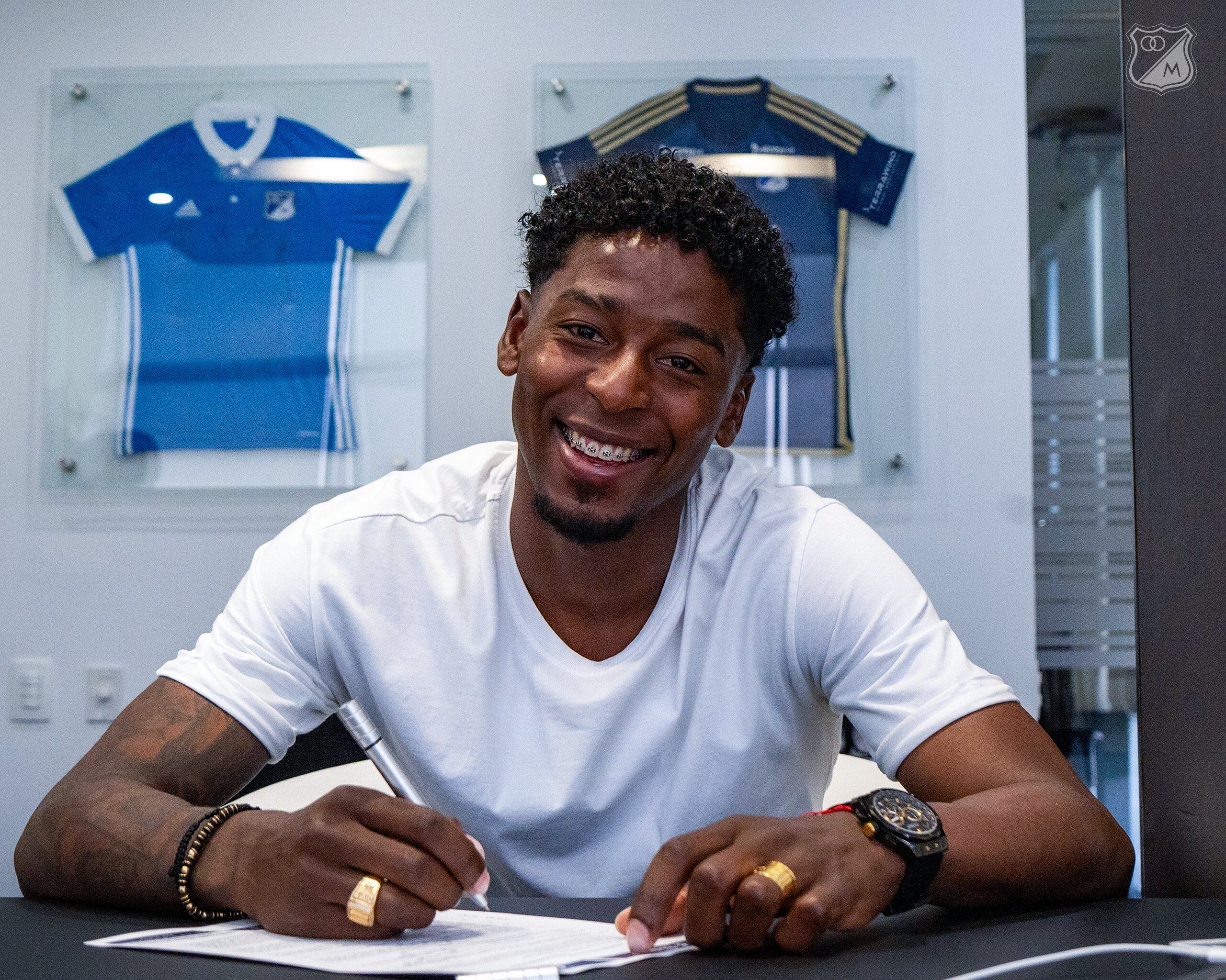 Dewar Victoria firmando su renovación con Millonarios.