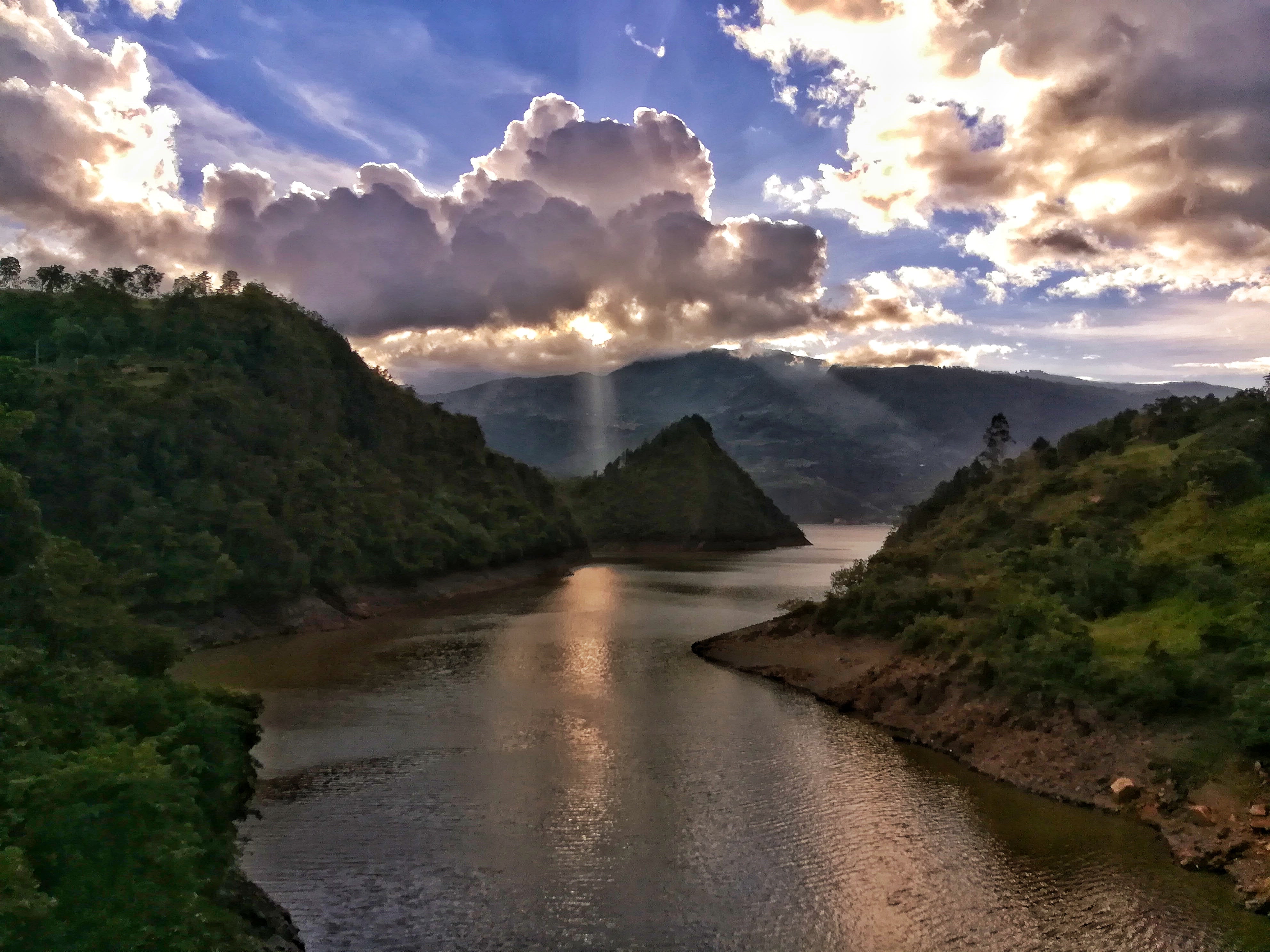 El Embalse la Esmeralda es un lago artificial que proporciona potencial hidráulico a la Central Hidroeléctrica de Chivor.
