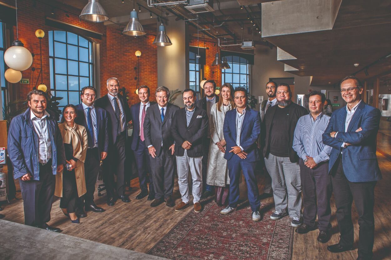Jaime, Gabriel y Benjamín Gilinski, junto al equipo de Lulo Bank y los directivos del conglomerado International Holding Company (IHC).