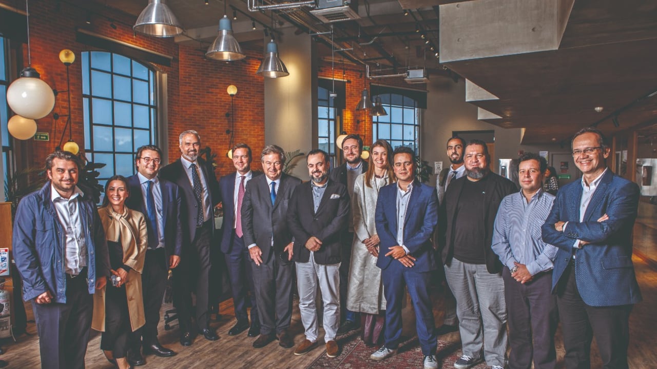 Jaime, Gabriel y Benjamín Gilinski, junto al equipo de Lulo Bank y los directivos del conglomerado International Holding Company (IHC).