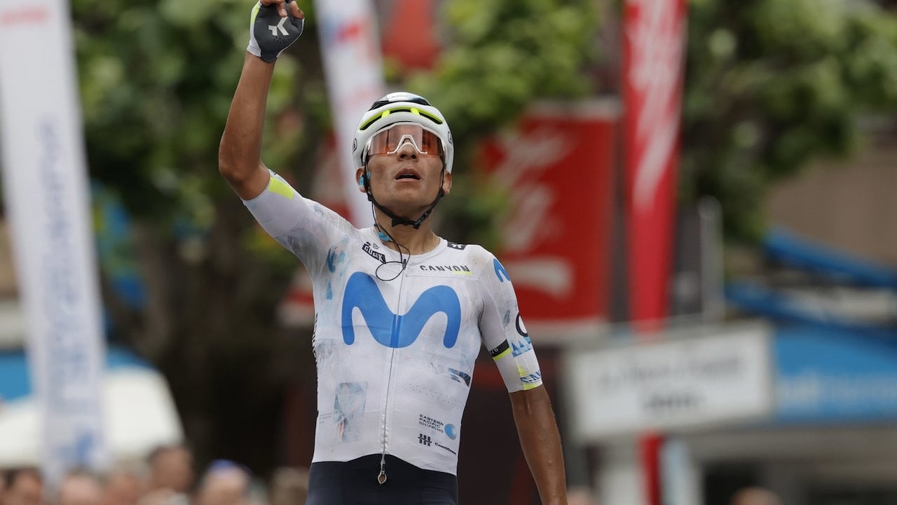 Nairo Quintana celebra su victoria en la etapa 2 de la Vuelta a Asturias 2026.