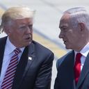 El presidente, Donald Trump, conversa con el primer ministro israelí Benjamin Netanyahu a su llegada al aeropuerto de Ben Gurion a las afueras de Tel Aviv.