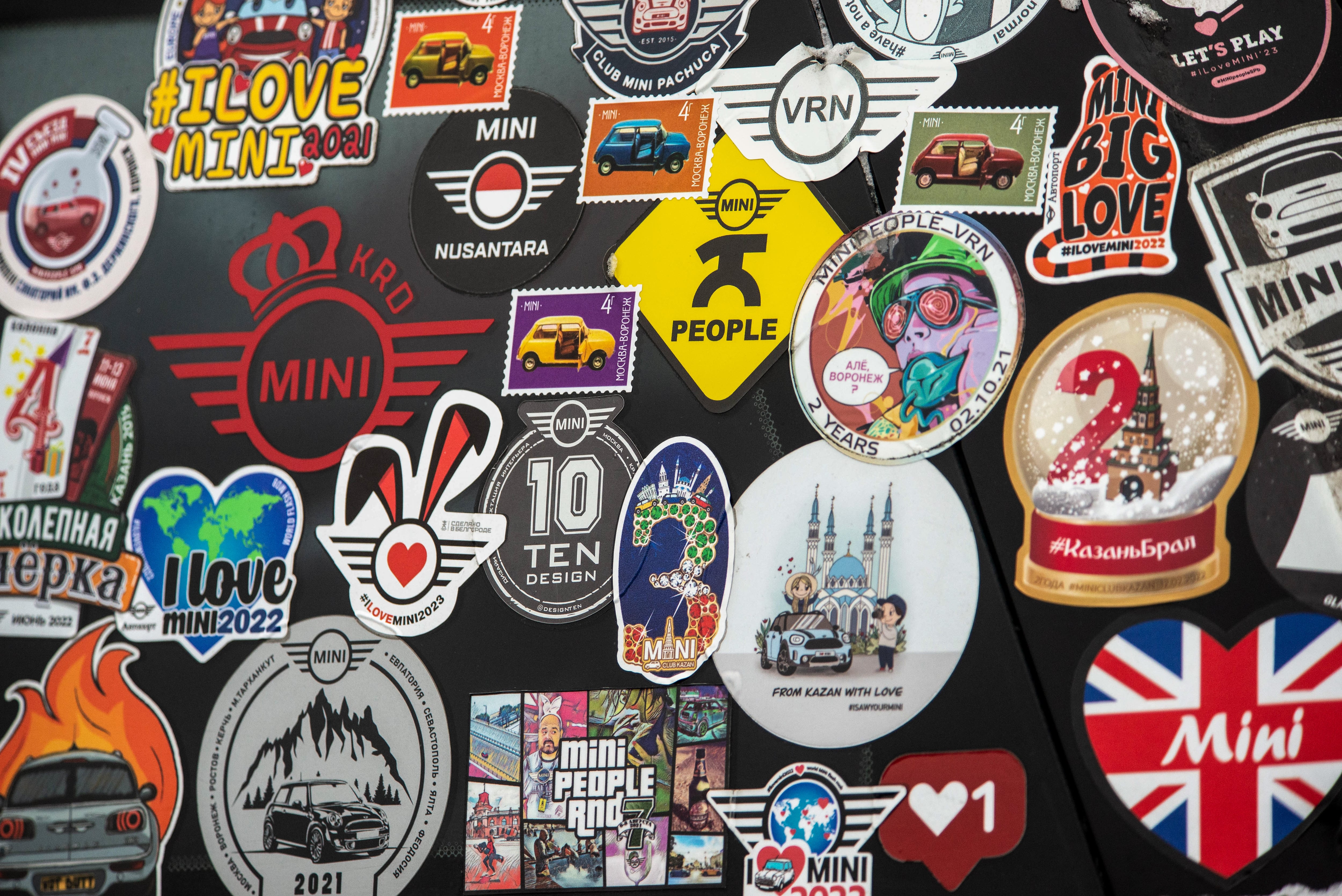 Los coleccionistas y fans de la marca coleccionan stickers alusivos a los modelos de Mini.