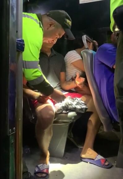 El joven llevaba una bolsa negra sellada con cinta adhesiva