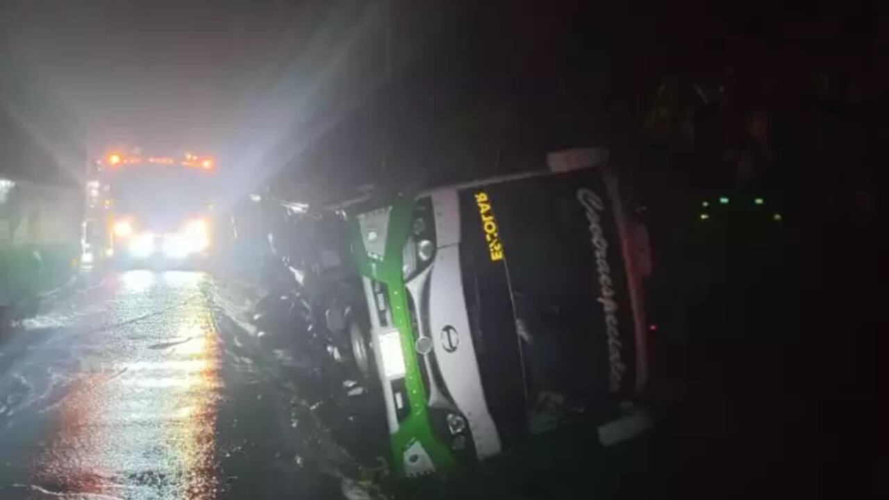 38 turistas que viajaban de regreso de la Costa a Medellín sufrieron un accidente, 11 personas resultaron heridas.