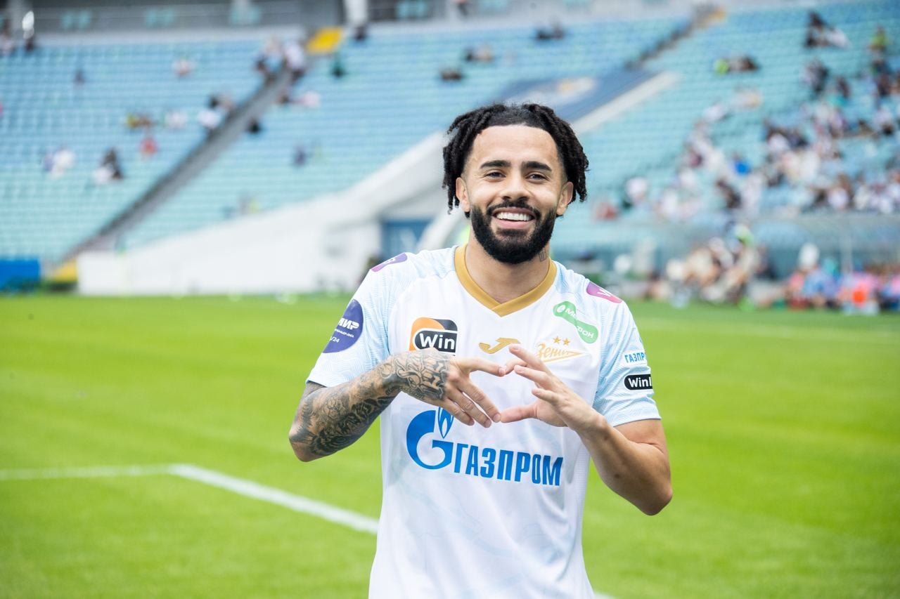 Claudinho marcó el primer gol del partido.