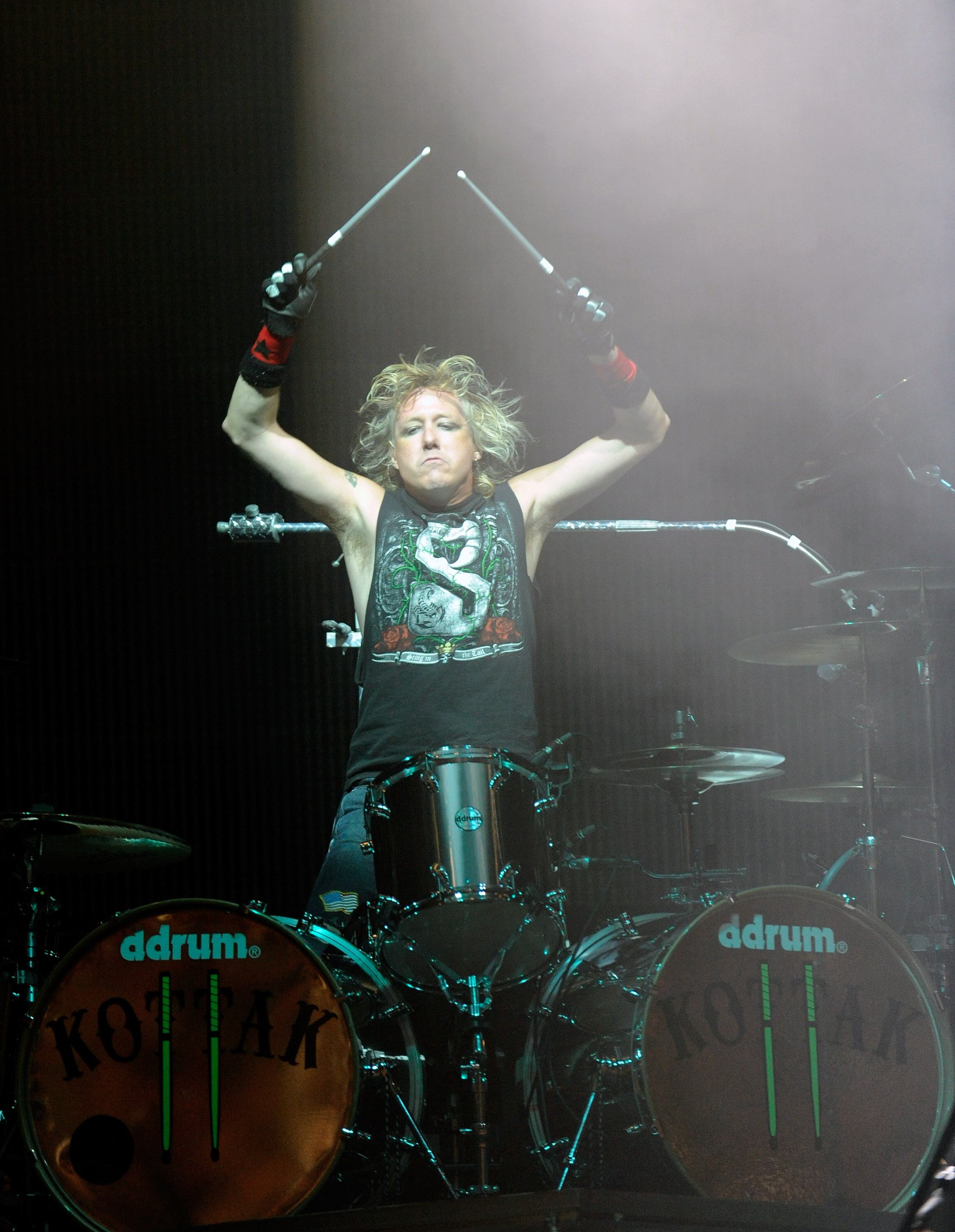 James Kottak en medio de un concierto