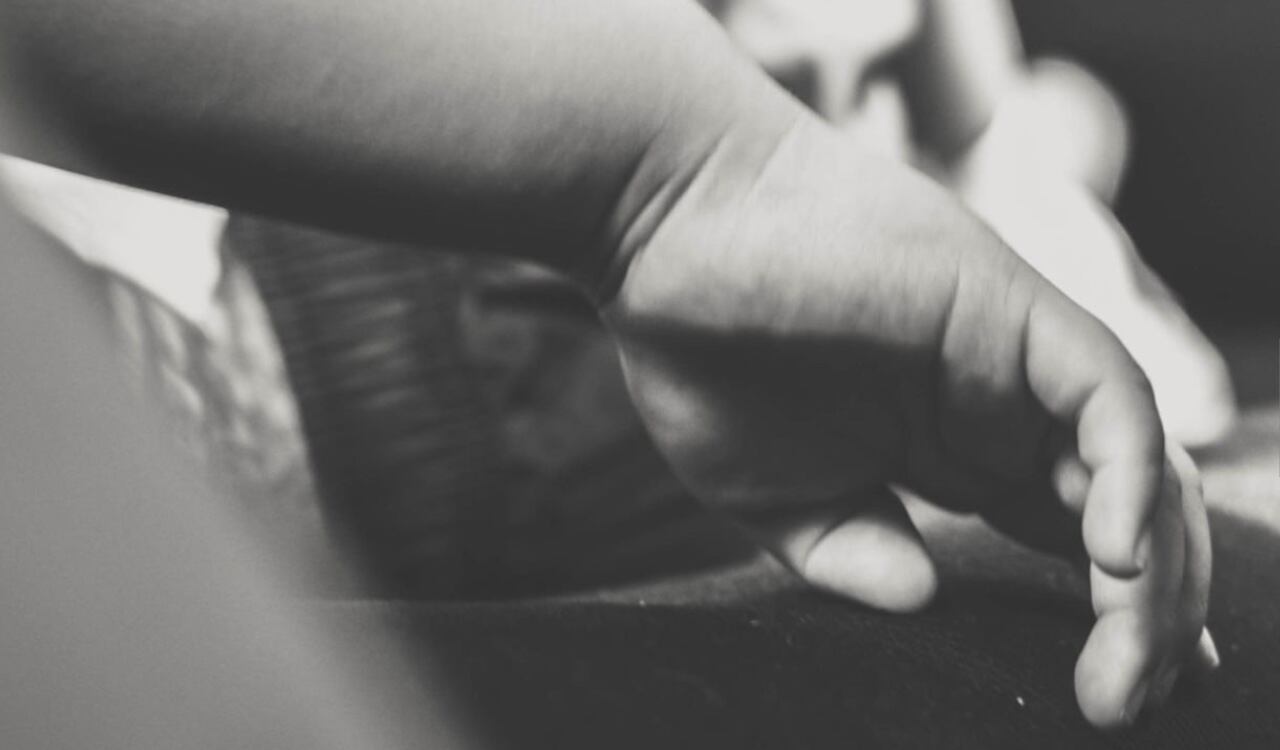 Enfermeras corren por una escalera caracol para recoger lo más rápido posible a los recién nacidos abandonados en el "buzón de bebés" de un centro médico en Japón