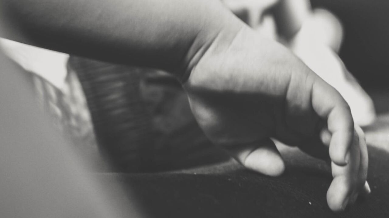 Las enfermeras deben correr por una escalera caracol para recoger lo más rápido posible a los recién nacidos abandonados en el "buzón de bebés" de un centro médico en Japón