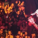 Así reaccionó el artista frente al golpe que le ocasionó un 'fan' con un celular.