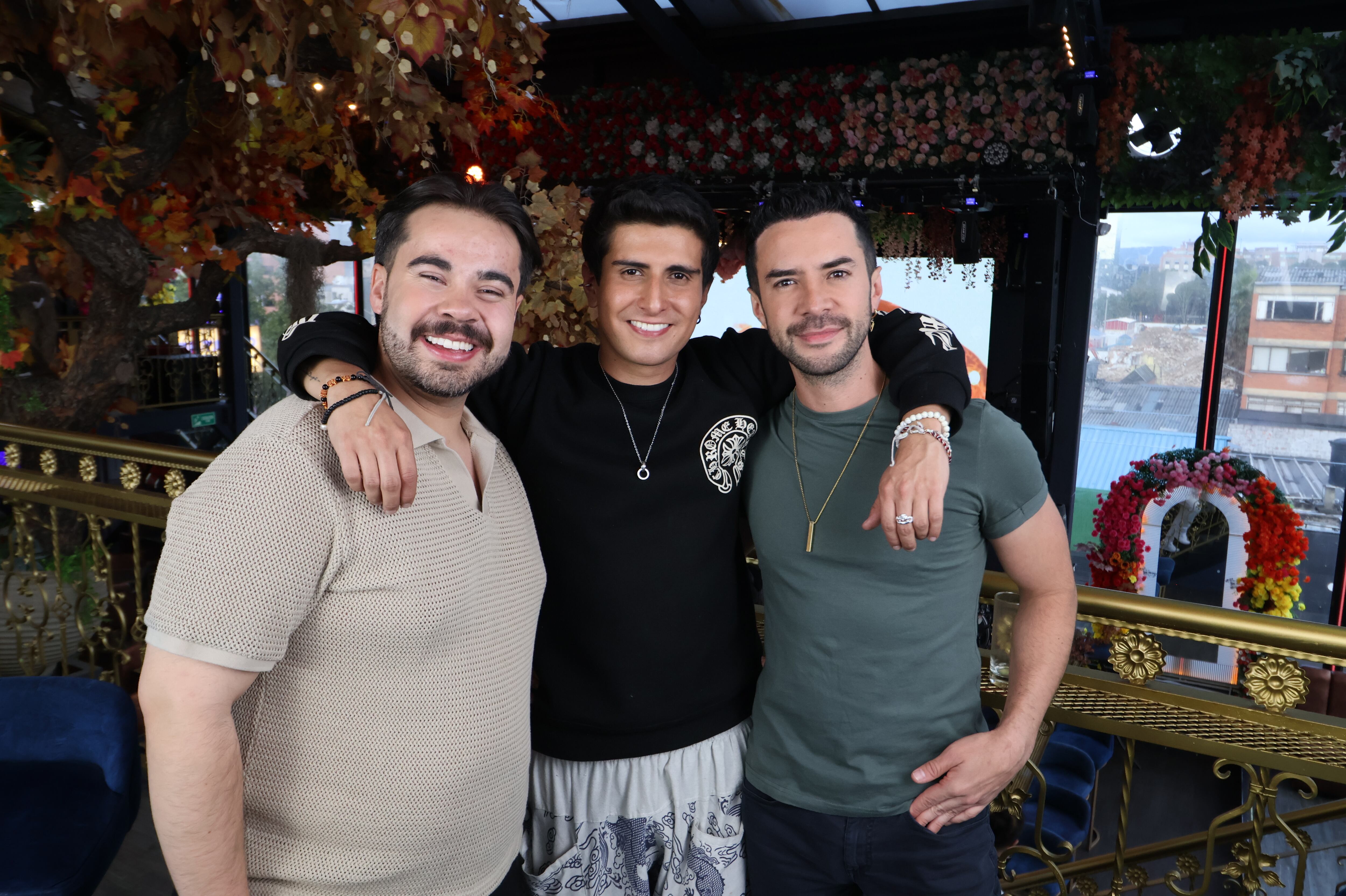 David Polanía (creador digital, hijo de Polilla y la Gorda Fabiola), Cris Basabe (bailarín y tiktoker) y Esteban Hernández (voz de Voz Populi en Blu Radio y presentador de El Desafío en DITU).