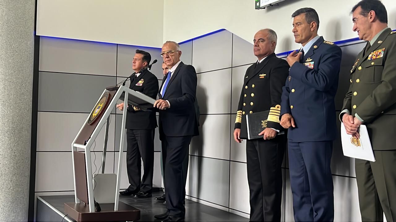 El ministro de Defensa, Iván Velásquez, junto a la cúpula de las Fuerzas Militares en rueda de prensa.