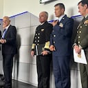 El ministro de Defensa, Iván Velásquez, junto a la cúpula de las Fuerzas Militares en rueda de prensa.