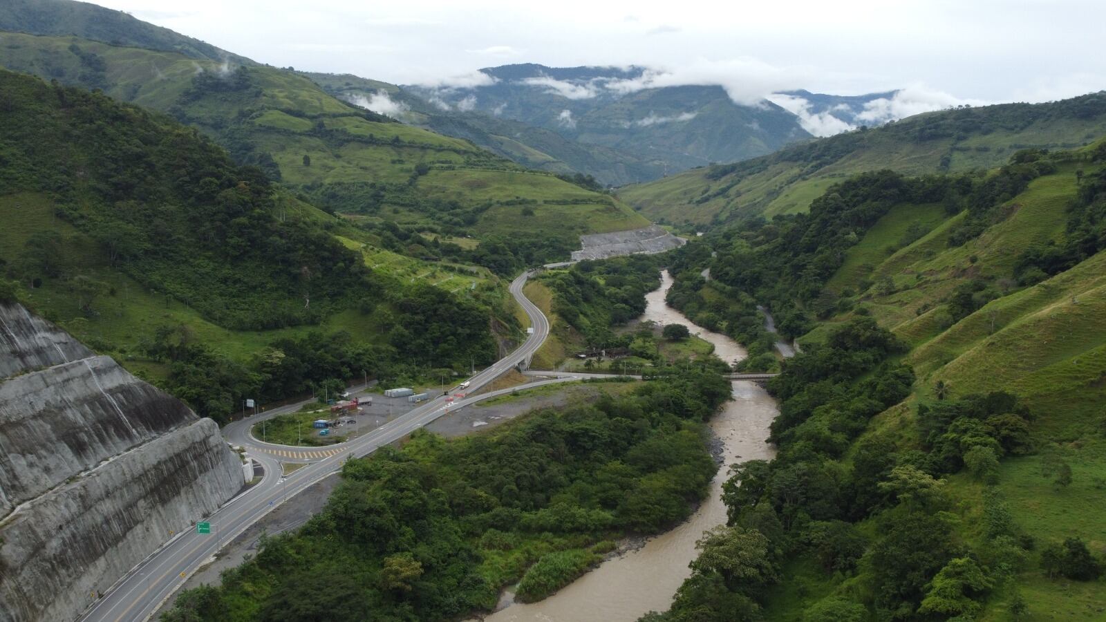 Vía entre Uramita y Dabeiba, en Antioquia.
