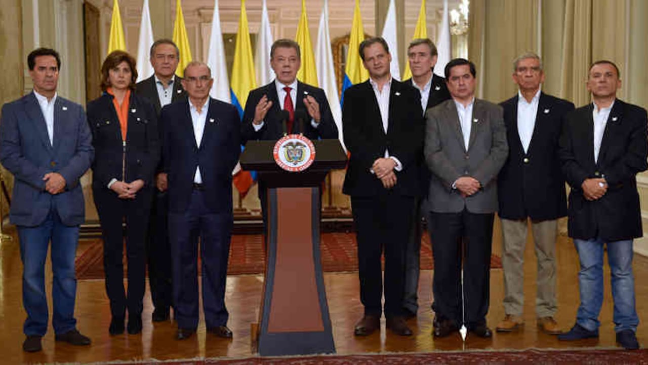 Juan Manuel Santos y el equipo negociador tras el plebiscito en alocución presidencial.