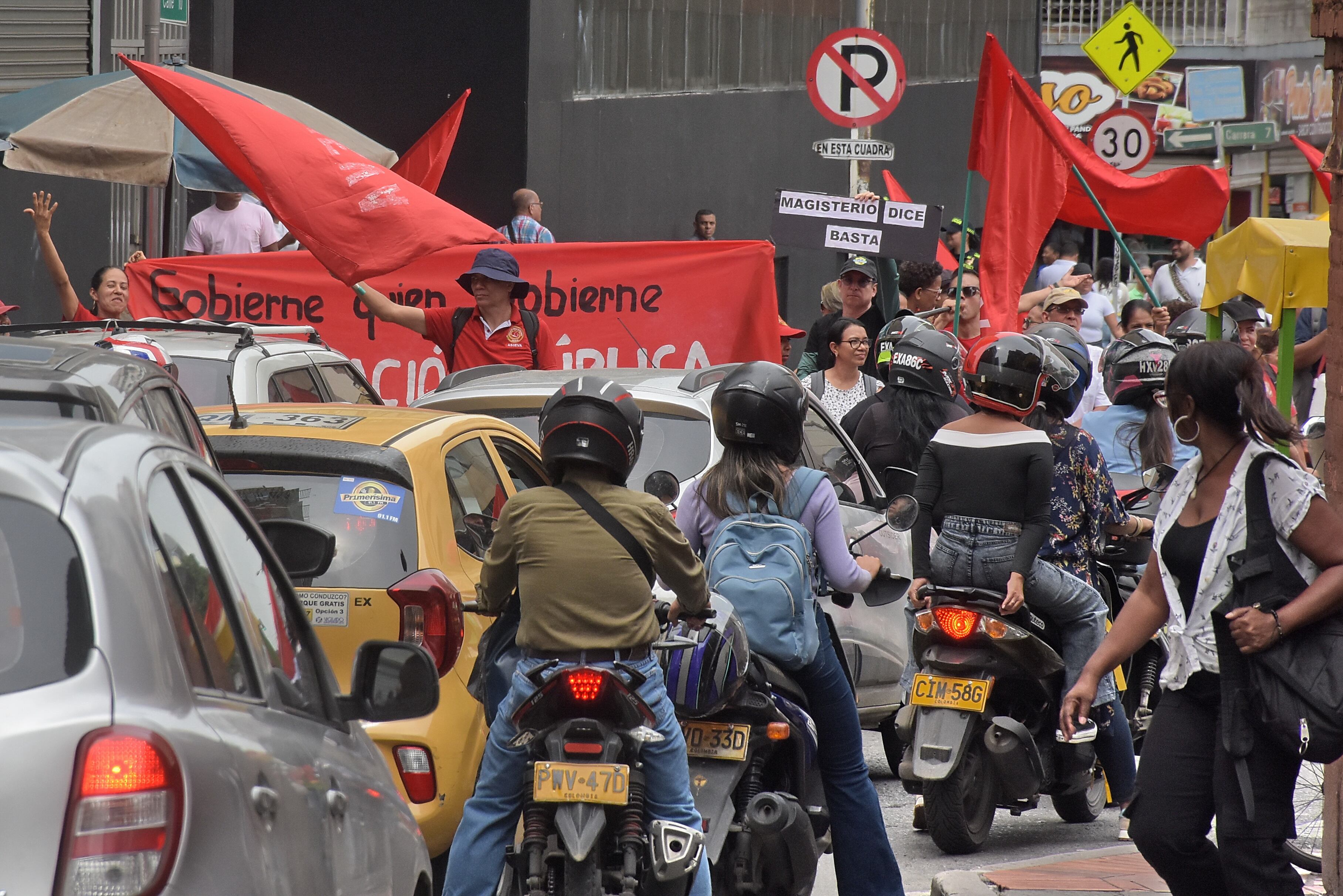 Continúa las Protestas por parte de los Docentes de las Instituciones del Valle del Cauca en la Plazoleta San Francisco, En apoyo al paro nacional de maestros convocado por FECODE.