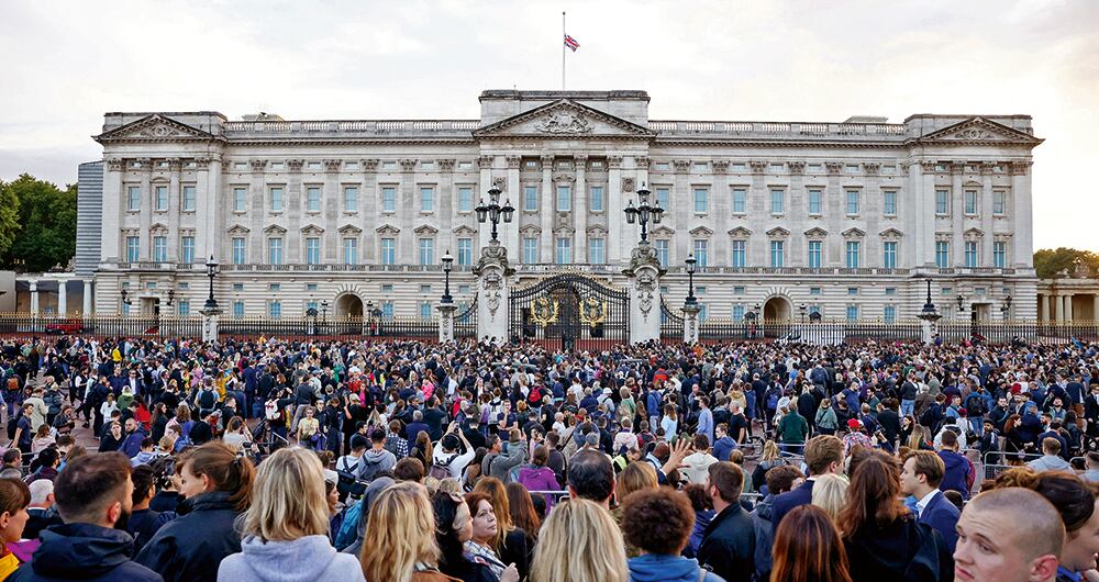  El recibimiento al rey Carlos III fue multitudinario y entrañable. Unas empresas han dado el día libre a los empleados que se sienten tristes por la pérdida de la reina.