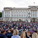 El recibimiento al rey Carlos III fue multitudinario y entrañable. Unas empresas han dado el día libre a los empleados que se sienten tristes por la pérdida de la reina.