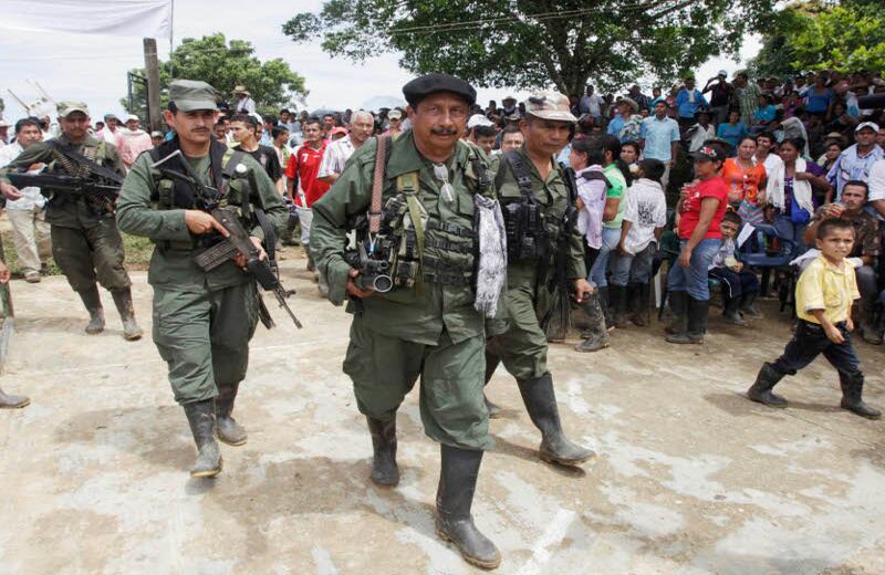 En la foto aparece Pedro Nel Daza Martínez, alias 'Jairo Martínez', uno de los guerrilleros más mediáticos durante el Caguán y quien se comprometió a entregar las coordenadas donde se ubican los posibles restos del teniente coronel Julián Ernesto Guevara, quien murió en cautiverio. Este hecho hasta ahora no ha sido cumplido a los familiares del desaparecido oficial.