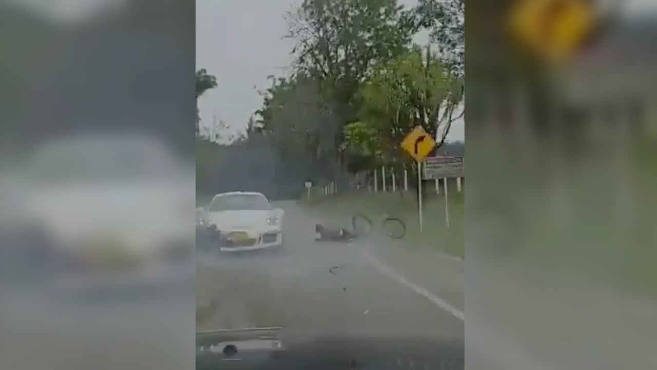 El hecho se registró cerca a Barbosa luego de que un Porsche lo impactara al chocar con el carro que le servía de escolta.