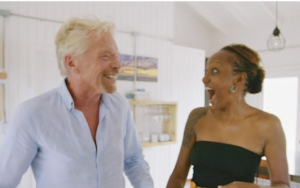 Richard Branson sorprendió a Keisha S, la ganadora del sorteo, al hacerle una visita a su residencia en Antigua y Barbuda.