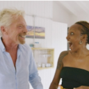 Richard Branson sorprendió a Keisha S, la ganadora del sorteo, al hacerle una visita a su residencia en Antigua y Barbuda.