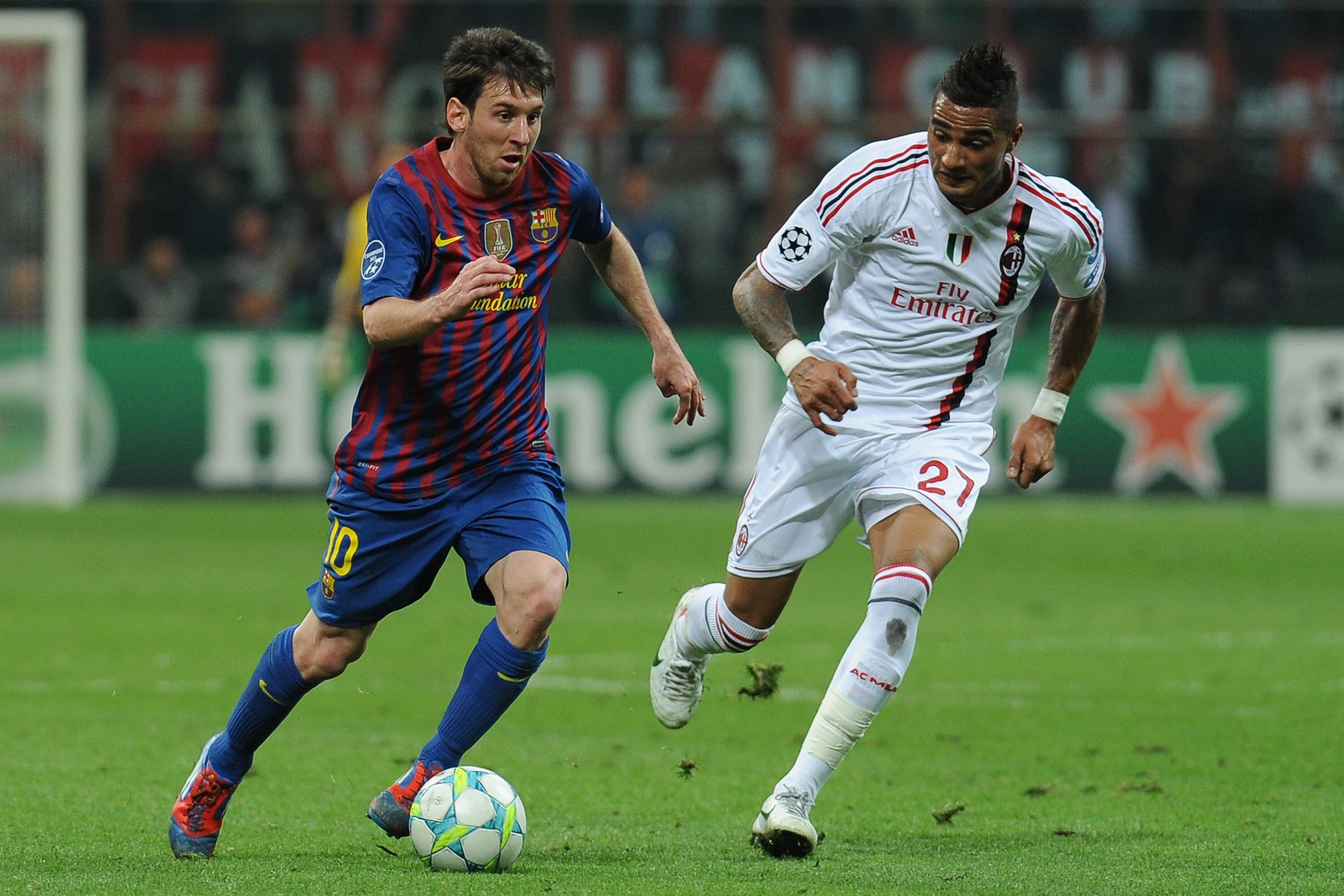 Lionel Messi del FC Barcelona (L) en acción contra Kevin-Prince Boateng del AC Milan durante el partido de ida de cuartos de final de la Liga de Campeones de la UEFA entre el AC Milan y el FC Barcelona en el Stadio Giuseppe Meazza el 28 de marzo de 2012 en Milán, Italia. (Foto de Valerio Pennicino/Getty Images)