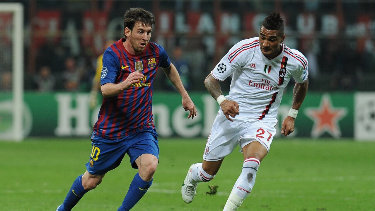 Lionel Messi del FC Barcelona (L) en acción contra Kevin-Prince Boateng del AC Milan, durante el partido de ida de cuartos de final de la Liga de Campeones de la UEFA entre el AC Milan y el FC Barcelona en el Stadio Giuseppe Meazza, el 28 de marzo de 2012 en Milán, Italia. (Foto de Valerio Pennicino/Getty Images).