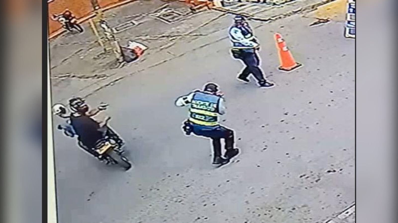Dos sujetos a bordo de una moto dispararon contra los agentes de tránsito.