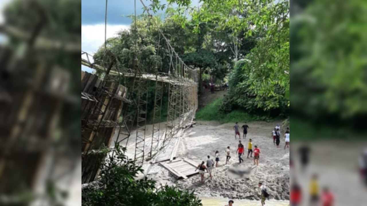 Puente colgante en Antioquia se desploma.