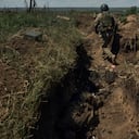 Un soldado ucraniano recorre una trinchera recientemente recuperada con cuerpos de soldados rusos, cerca de Bájmut, Ucrania