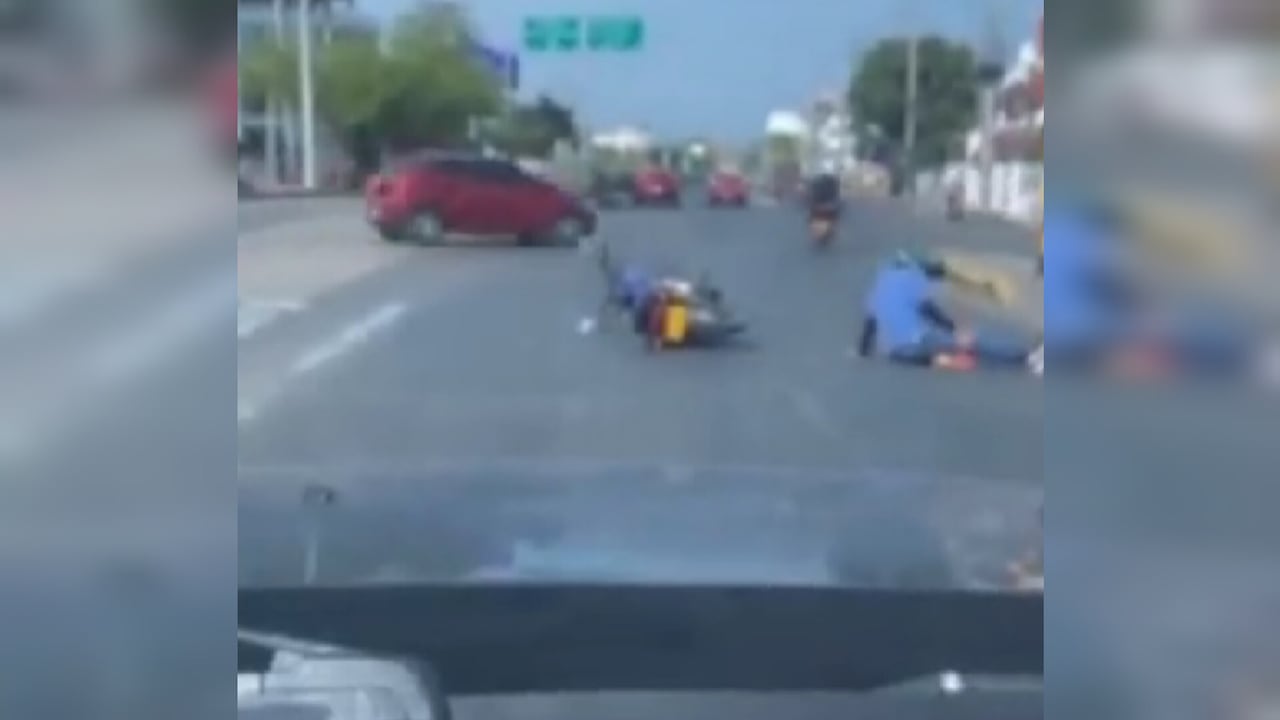 Violento robo en barrio de Cartagena: delincuente golpeó y despojó de sus pertenencias a un motociclista en un semáforo.