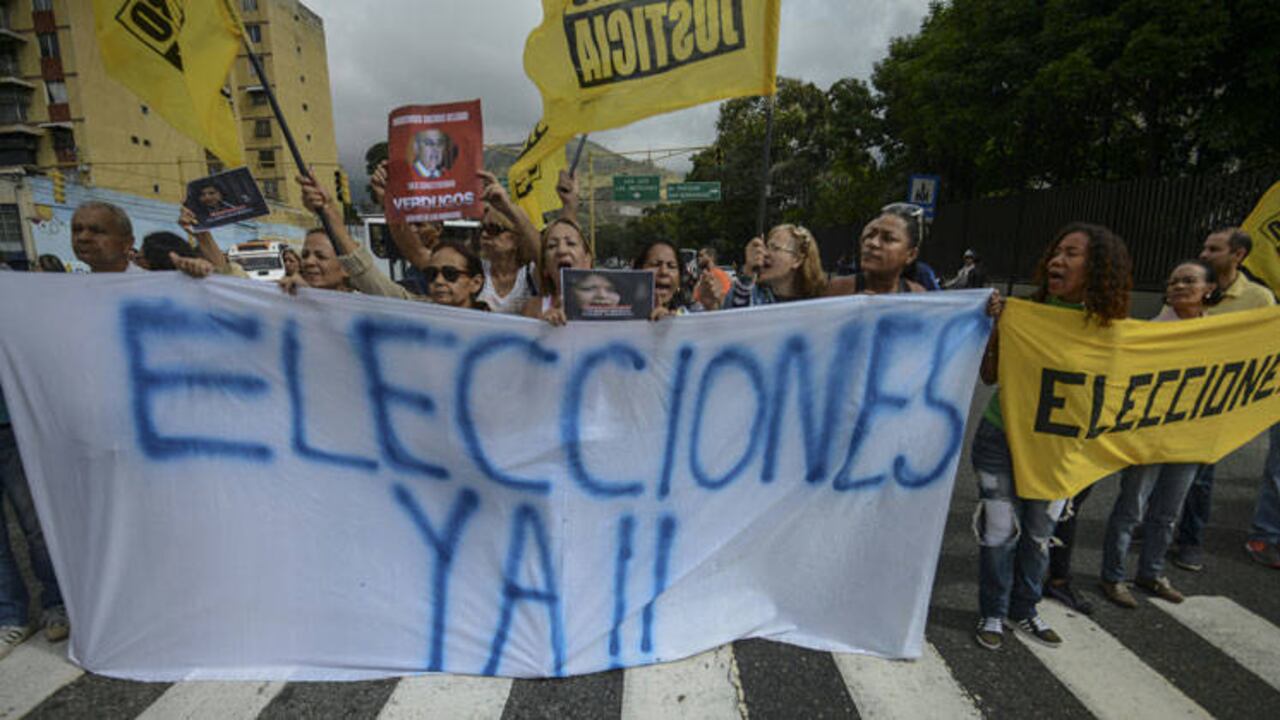Ciudadanos protestan a las afueras de la Corte Suprema de Justicia en Caracas, para pedir que se dé inicio a los comicios.