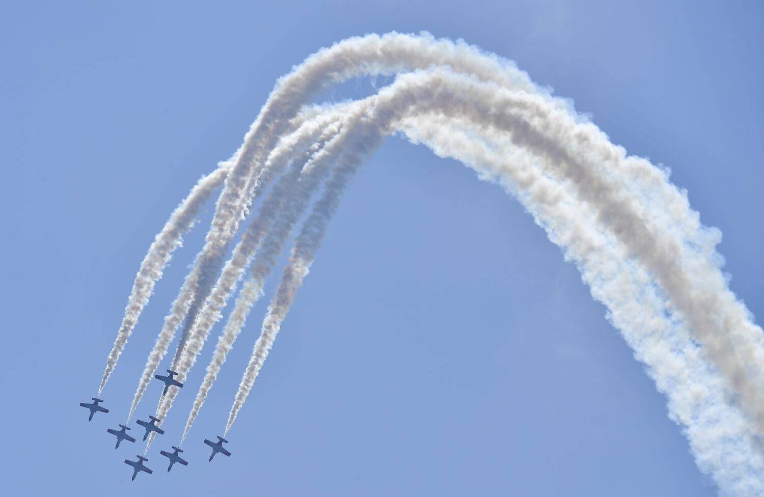 El equipo de demostración acrobático de la Fuerza Aérea Española "Patrulla Aguila" se presenta durante una exhibición aérea en la Exposición Aeroespacial Internacional (ILA) en Berlín Schnefeld el 28 de abril de 2018. La feria se realizará del 25 al 29 de abril de 2018. / AFP PHOTO / Tobias SCHWARZ  