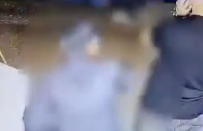 De azul, portando una gorra, el atacante.