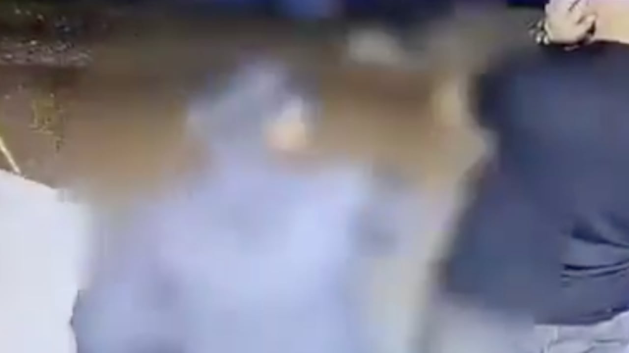 De azul, portando una gorra, el atacante.