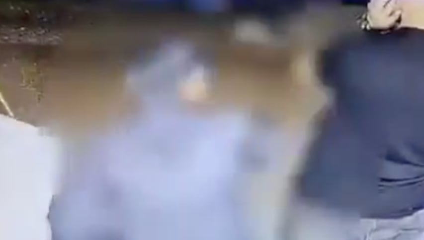 De azul, portando una gorra, el atacante.