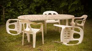 Con este truco de limpieza, renovar tus sillas de plástico se convierte en una tarea fácil y efectiva.