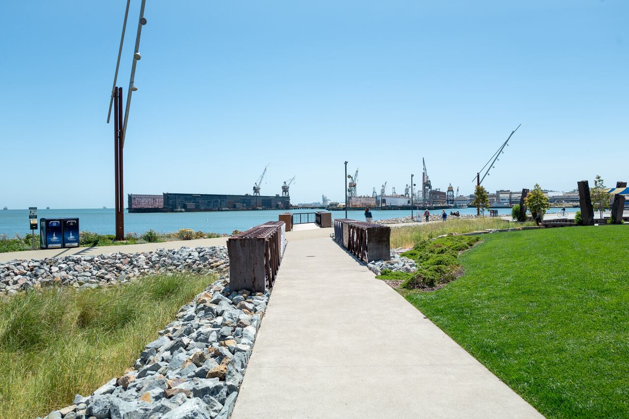 Senderos para caminar con astilleros visibles en Bayfront Park