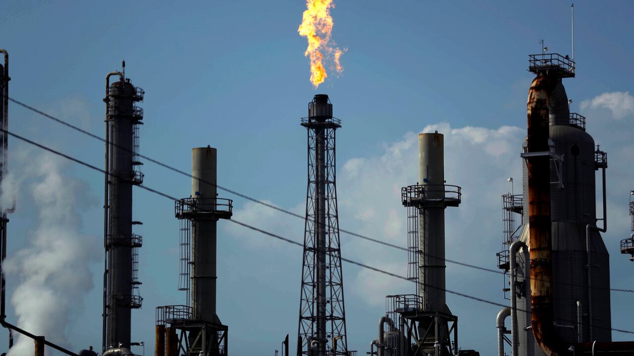 Una llama arde en la refinería de petróleo Shell Deer Park en Deer Park, Texas. (AP Photo/Gregory Bull, File)