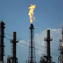 Una llama arde en la refinería de petróleo Shell Deer Park en Deer Park, Texas. (AP Photo/Gregory Bull, File)