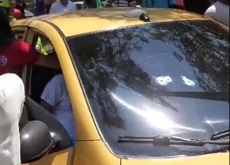 Las balas atravesaron el parabrisas del taxi.